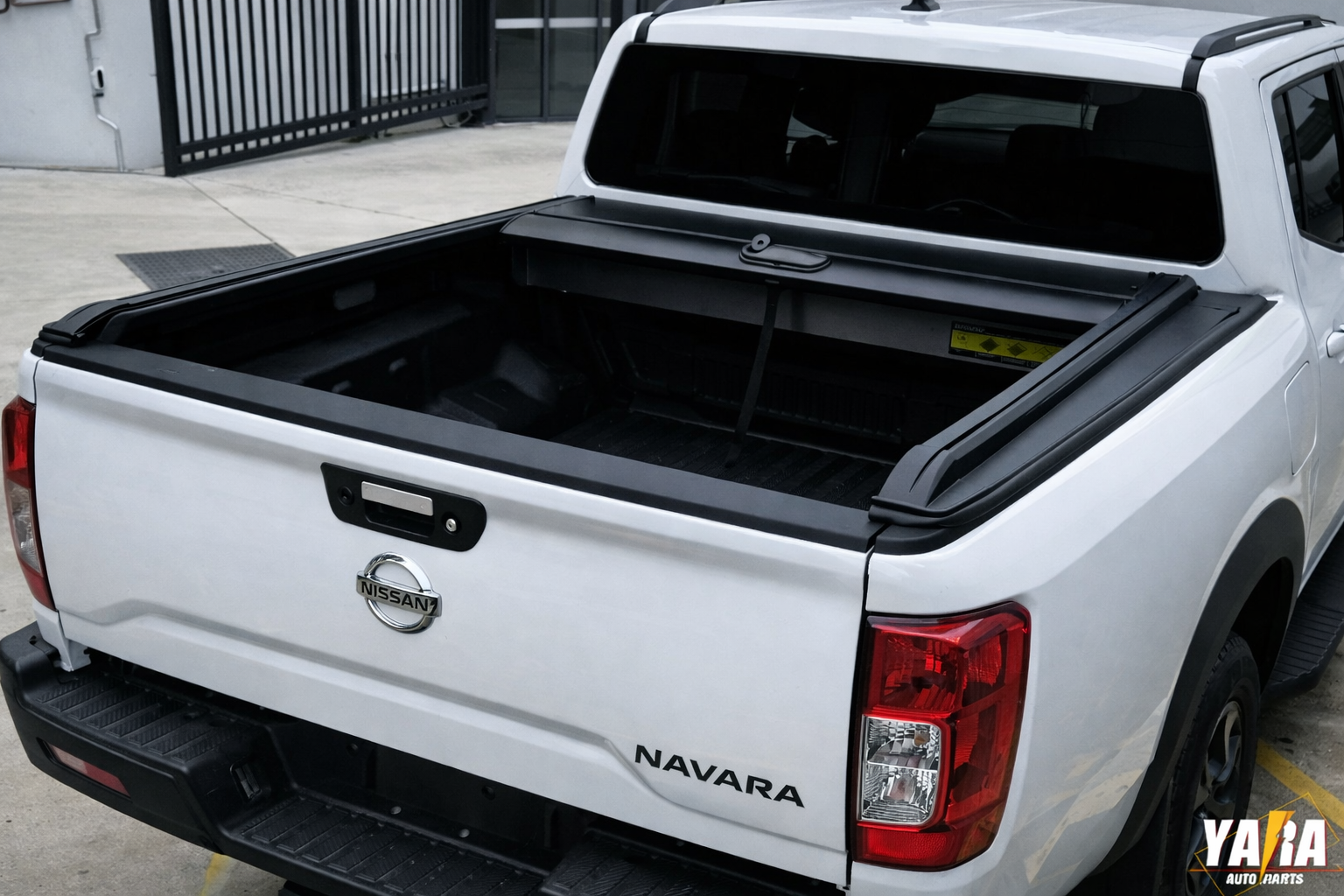 Nissan Navara NP300 Manual Roller Shutter | Lockable Aluminium Hard Lid (2015–2020)