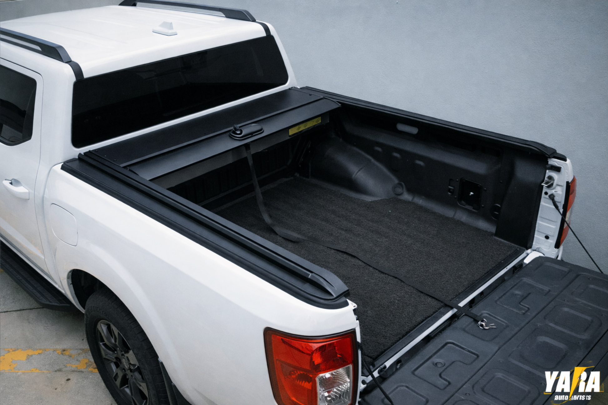 Nissan Navara NP300 Manual Roller Shutter | Lockable Aluminium Hard Lid (2015–2020)