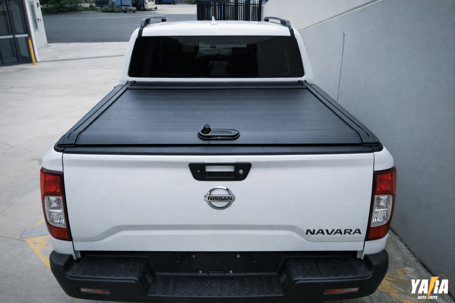 Nissan Navara NP300 Manual Roller Shutter | Lockable Aluminium Hard Lid (2015–2020)