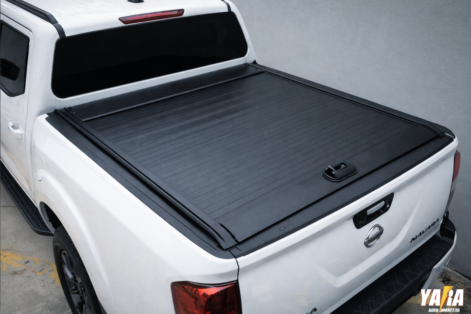 Nissan Navara NP300 Manual Roller Shutter | Lockable Aluminium Hard Lid (2015–2020)