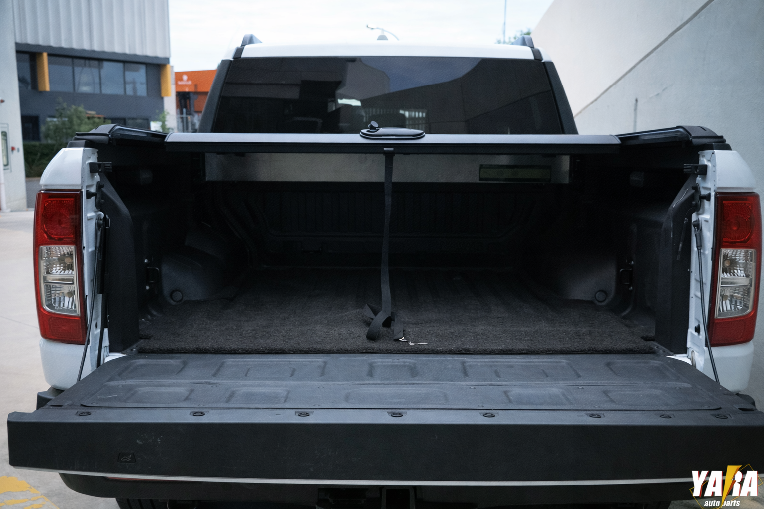 Nissan Navara NP300 Manual Roller Shutter | Lockable Aluminium Hard Lid (2015–2020)