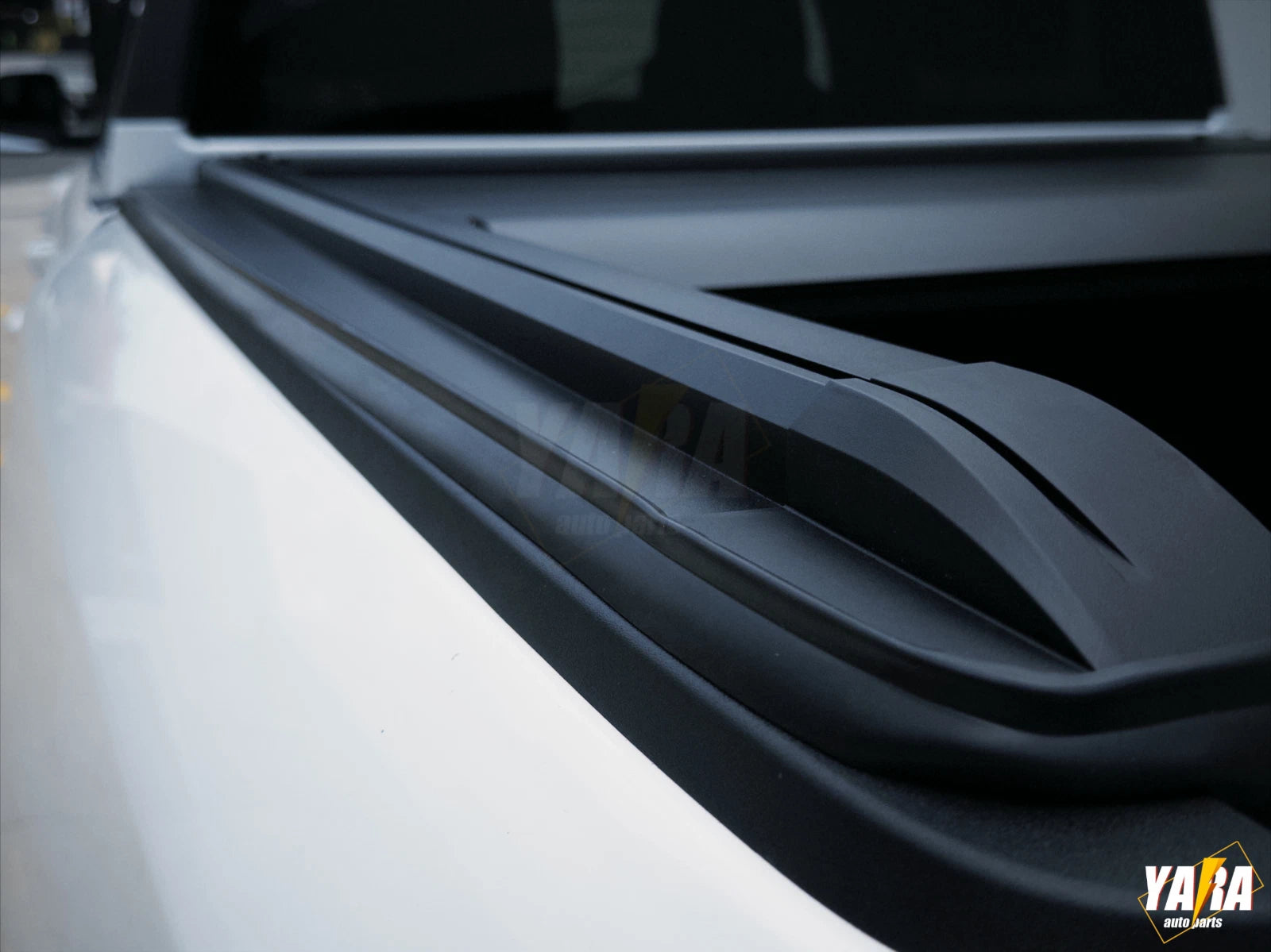 Nissan Navara NP300 Manual Roller Shutter | Lockable Aluminium Hard Lid (2015–2020)